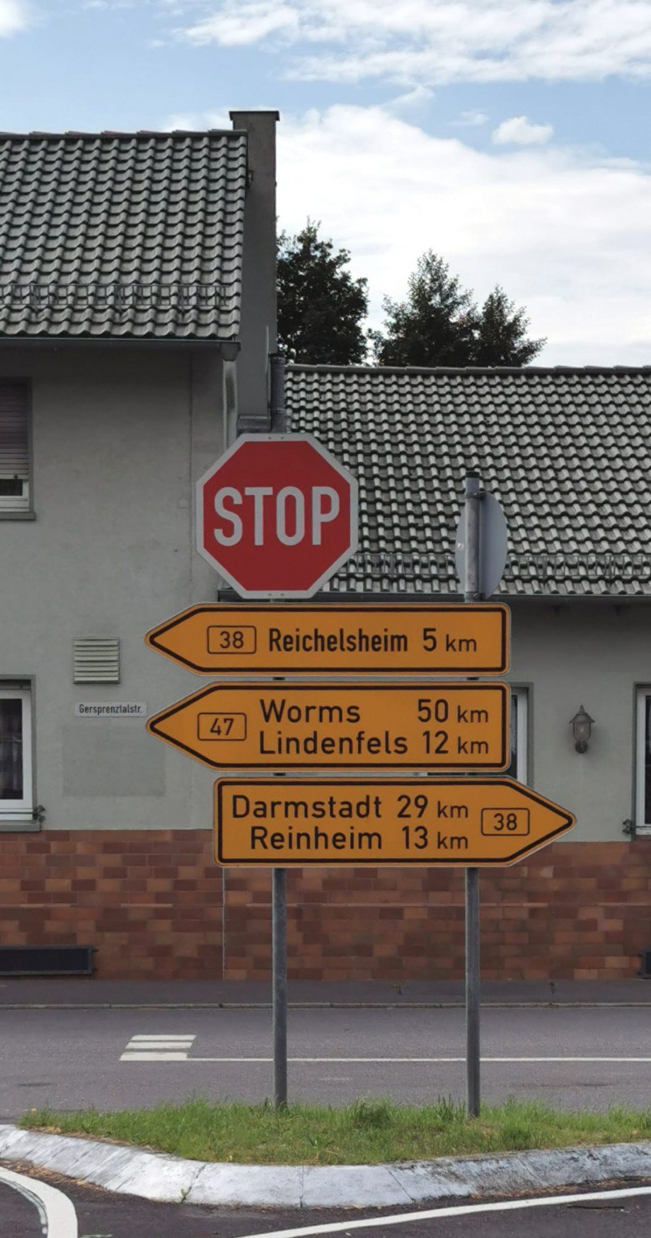 Alle Richtungen Mehrfamilienhaus Reichelsheim-Gersprenz